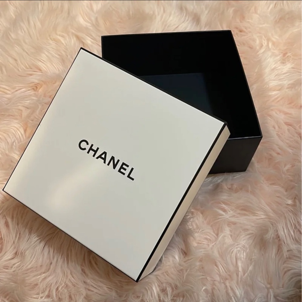 Empty Chanel Gift Box - Picture 2 of 4